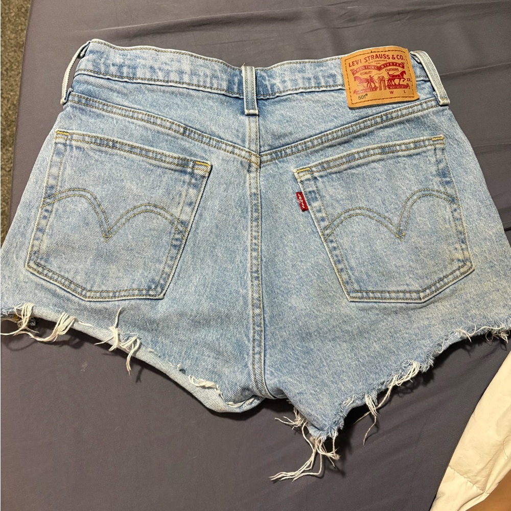 LEVI SHORTS W27 but also can fit smaller